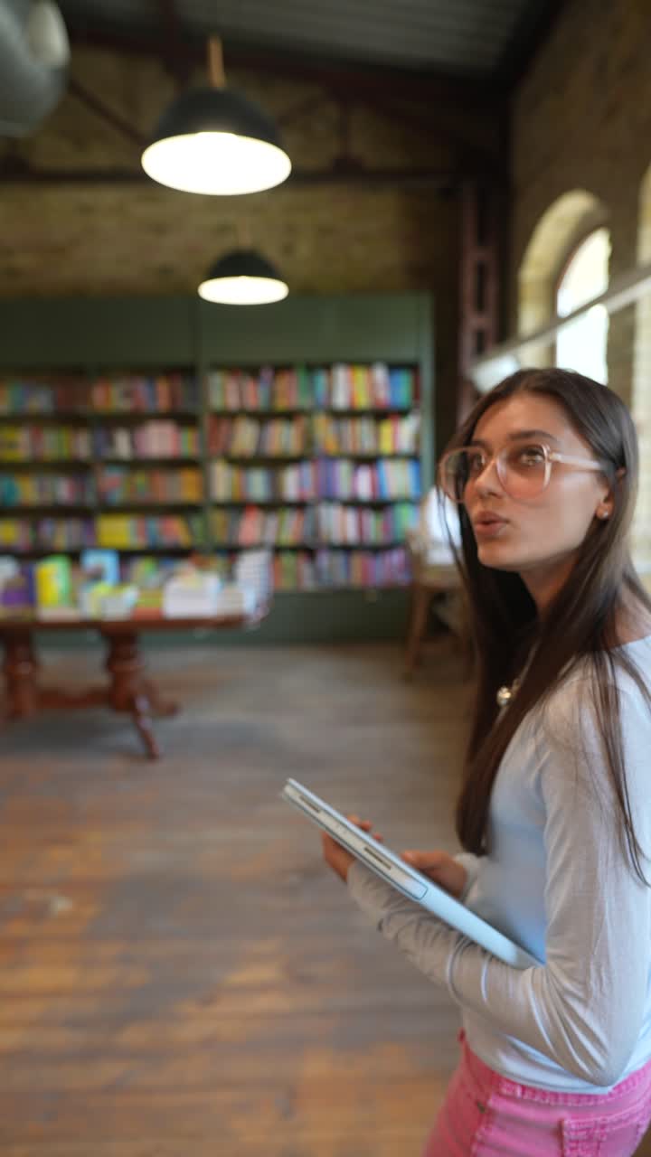 mujer navegando en una librería