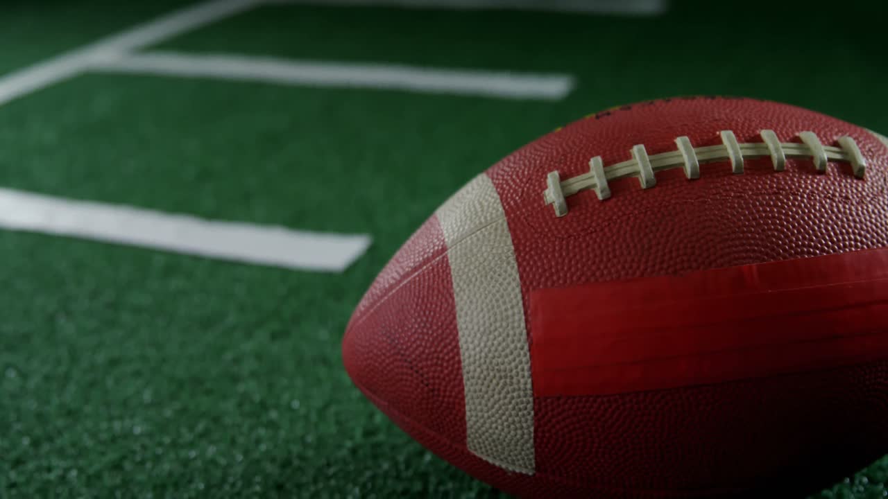 Football americano su campo in erba sintetica 4k