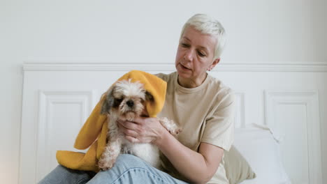 mujer y perro en casa