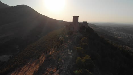 Castillo-De-Jaen,-España-Castillo-De-Jaen-Volando-Y-Tomas-Terrestres-Desde-Este-Castillo-Medieval-En-La-Tarde-De-Verano,-Tambien-Muestra-La-Ciudad-De-Jaen-Hecha-Con-Un-Drone-Y-Una-Camara-De-Accion-A-4k-24fps-Usando-Filtros-Nd-50