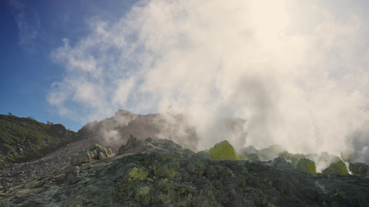 Gas vulkanik dan uap yang keluar dari fumarol di Gunung Io di Taman Nasional Akan Mashu, Hokkaido, Jepang, menampilkan aktivitas geotermal dan endapan belerang kuning di lereng berbatu