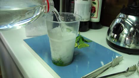 haciendo un cóctel de mojito