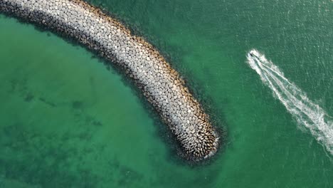 vista aérea de drones en la playa mamzar de dubai, un hombre en un jet-ski, deportes acuáticos en el paraíso, agua azul-verde cristalina de la costa del mar árabe, principal atracción turística, imágenes de 4k