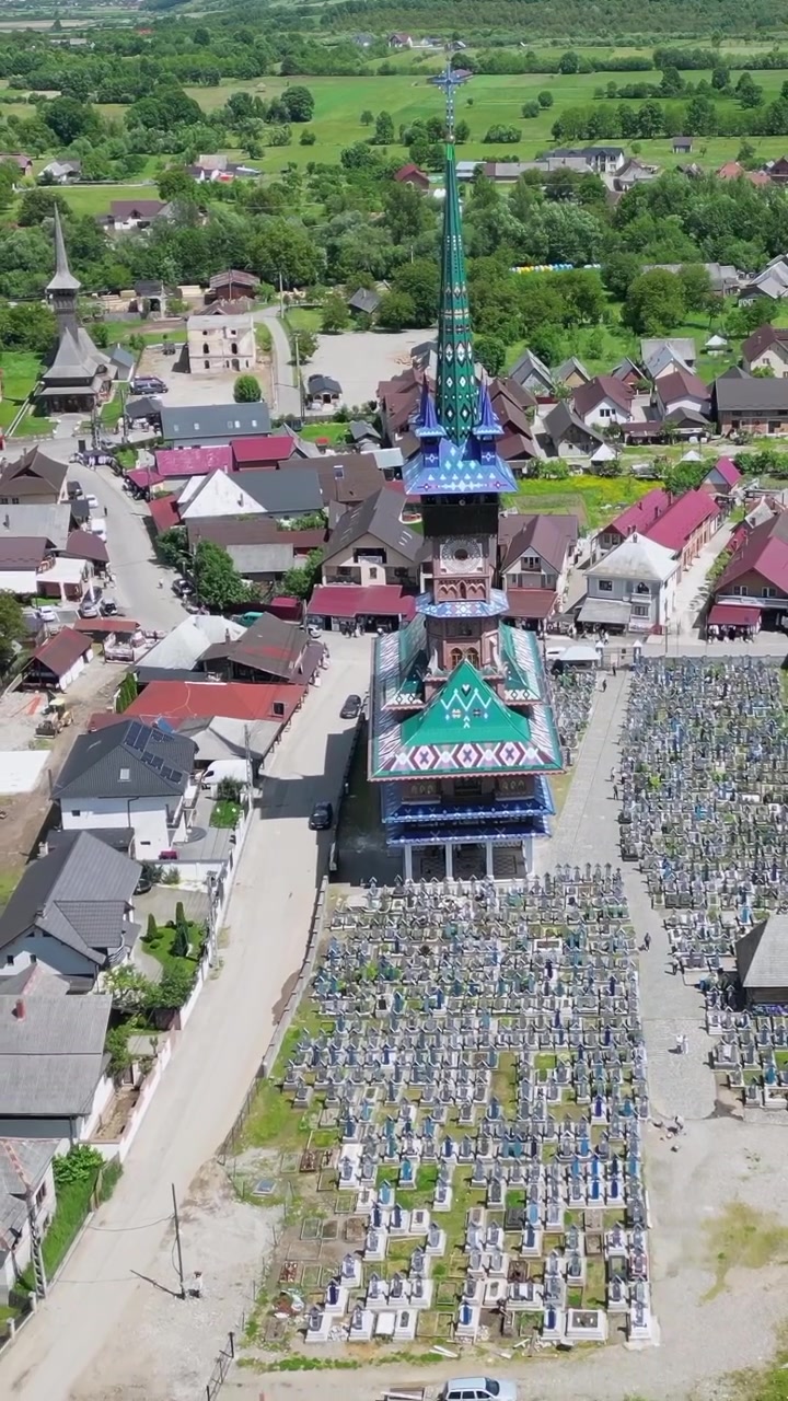 Prospettiva Aerea del Cimitero Allegro, un Unico Museo a Cielo Aperto a Sapanta, Romania. Chiesa Colorata e Croci di Legno in una Splendida Valle. Con Oltre 800 Croci di Legno di Quercia Colorate