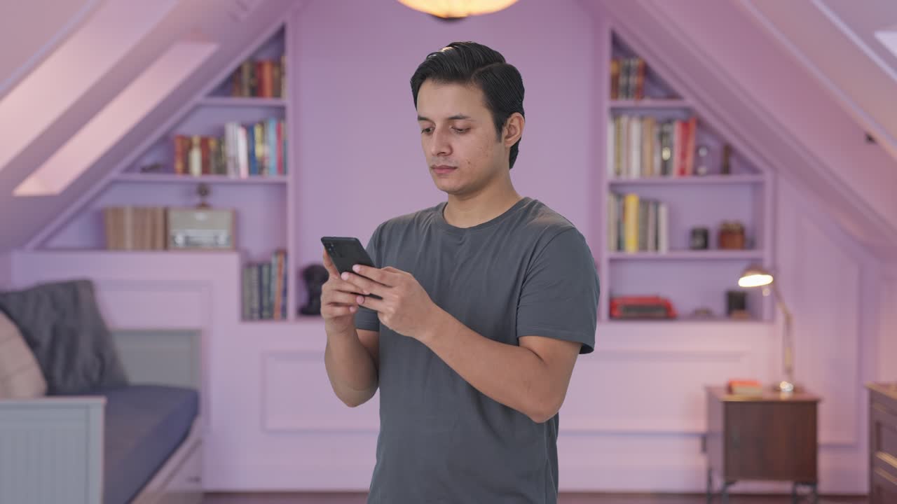 인도인 남자가 누군가와 채팅하고 있습니다.