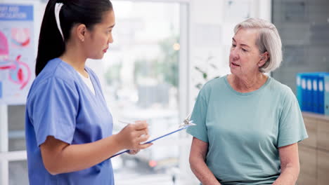 Manos,-Artritis-Y-Mujer-Mayor-En-Consulta