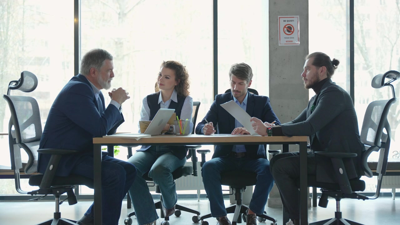 Vielfältiges Geschäftsteam bei einem Meeting in einem modernen Büro