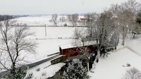 Antenne-Der-Roten-überdachten-Brücke-über-Wasser-Im-Bach