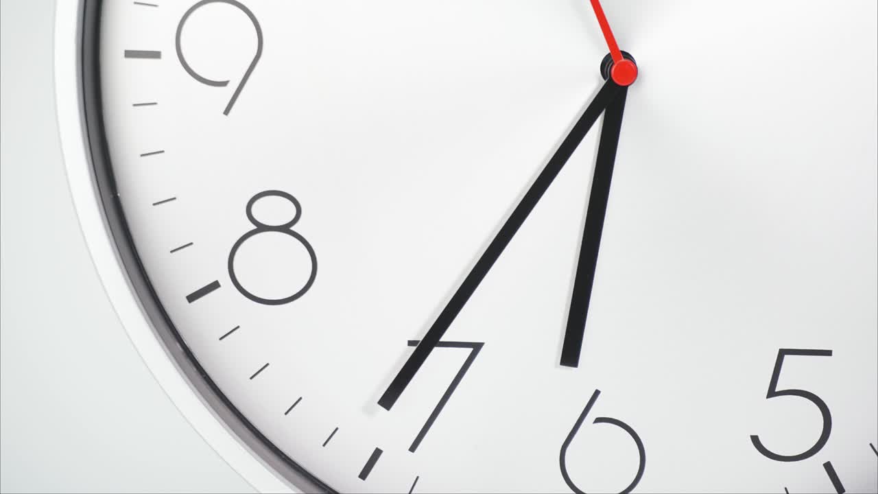 Time lapse, orologio da parete bianco che mostra lo scorrere del tempo.