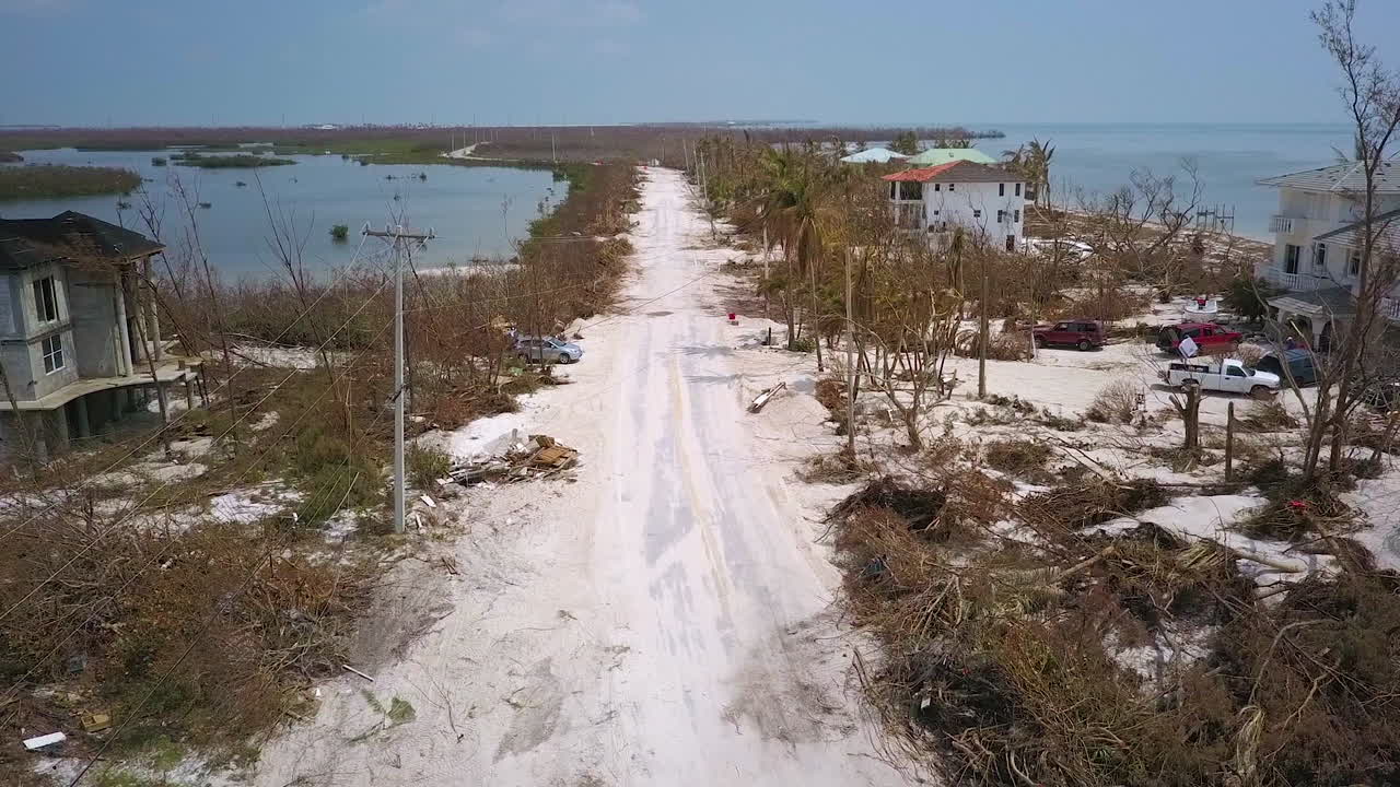 una antena sobre la destrucción provocada por el huracán irma cerca de los cayos de florida 2