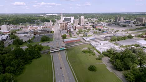 Pontiac,-Skyline-Der-Innenstadt-Von-Michigan-Mit-Drohnenvideo,-Weitwinkelaufnahme,-Stabil