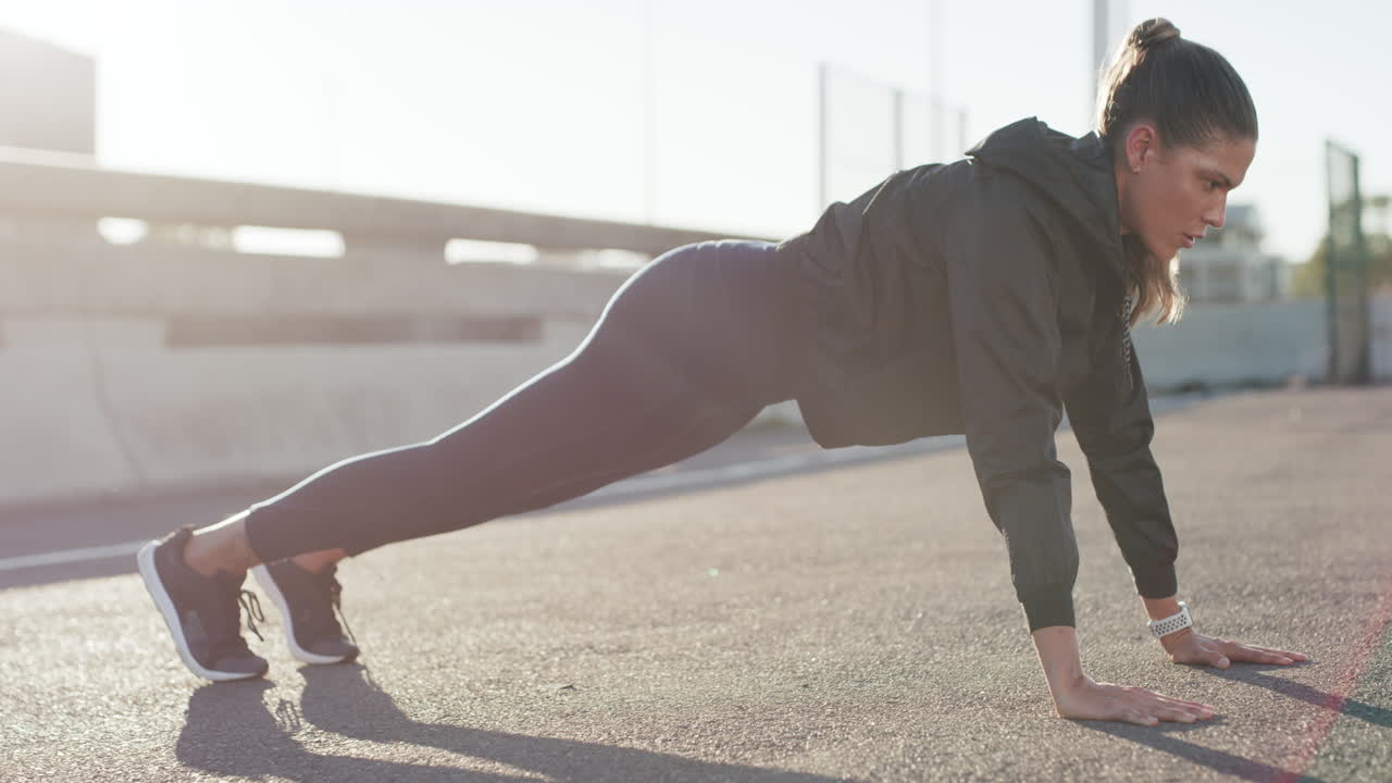 거리는 강인함에 대해 많은 것을 가르쳐 줄 수 있습니다.