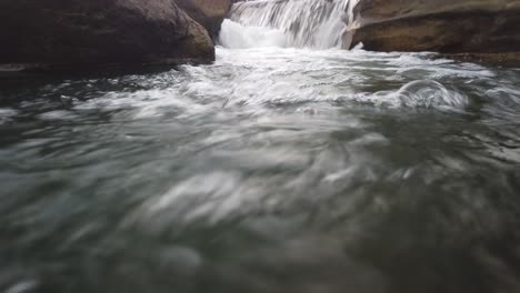 Fließender-Klarer-Flusswasserstrom