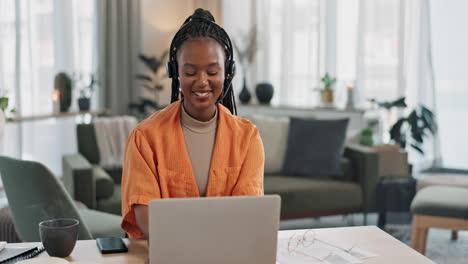 Mujer-Negra,-Auriculares-En-La-Oficina-En-Casa-Con-Portátil