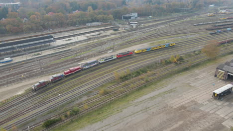 Antena-De-Locomotoras-Estacionadas-Y-Trenes-En-Patios-De-Trenes-Abandonados