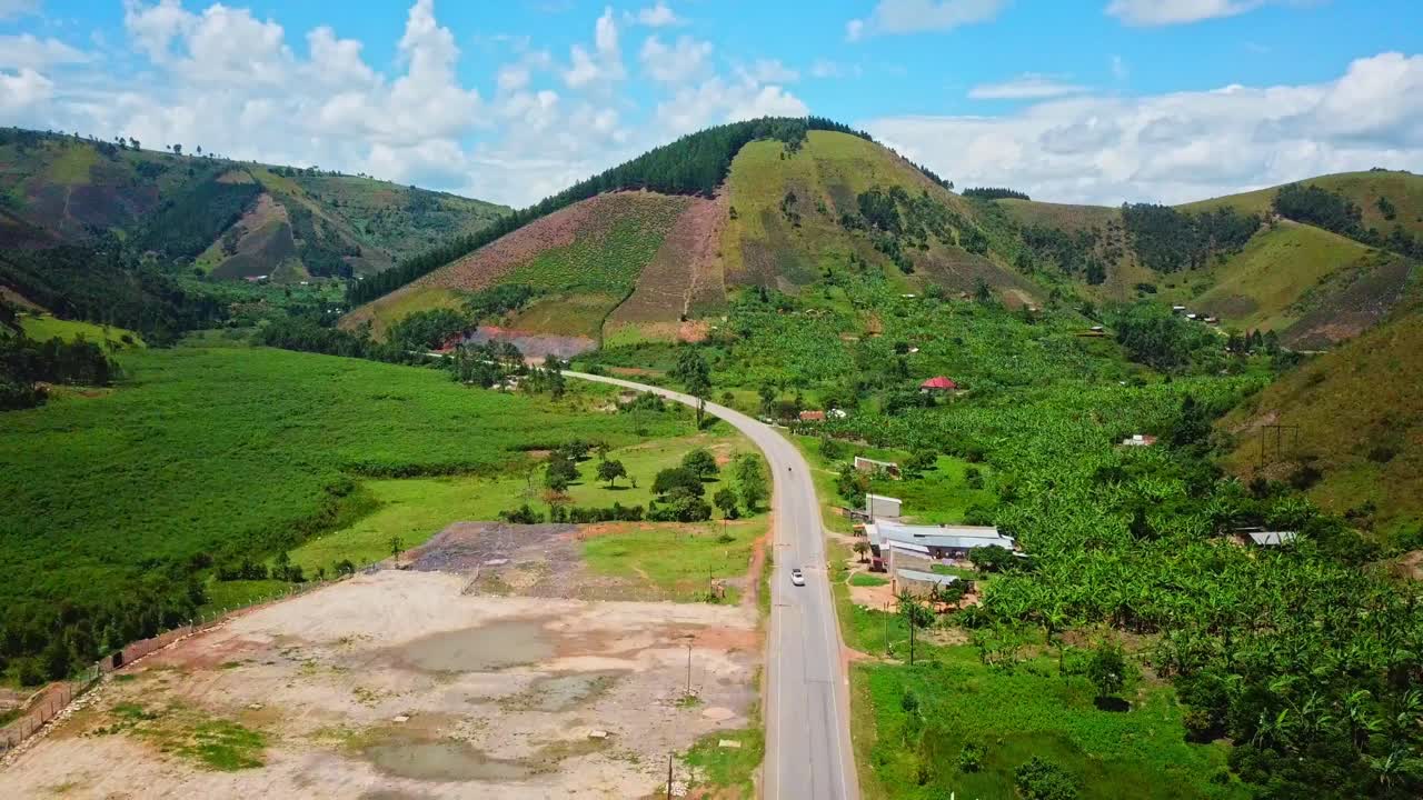 우간다, 동아프리카에서 사파리 여행을 하는 관광 차량