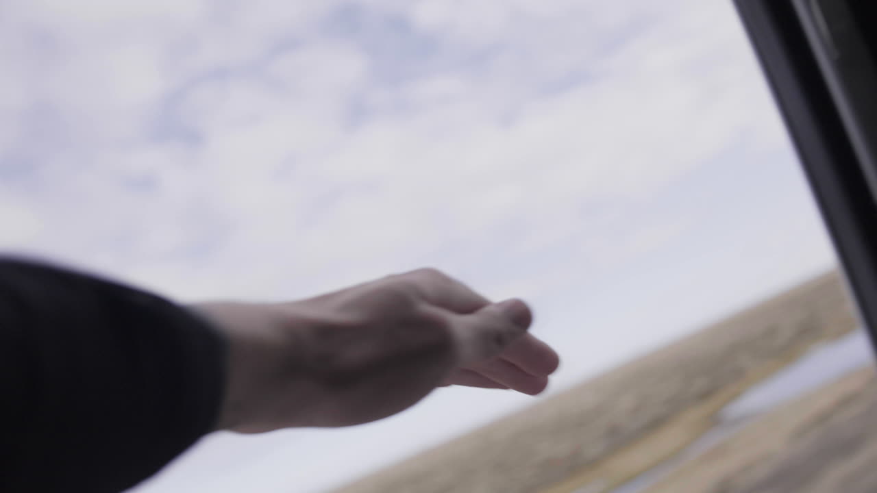 아이슬란드에서 창 밖으로 손