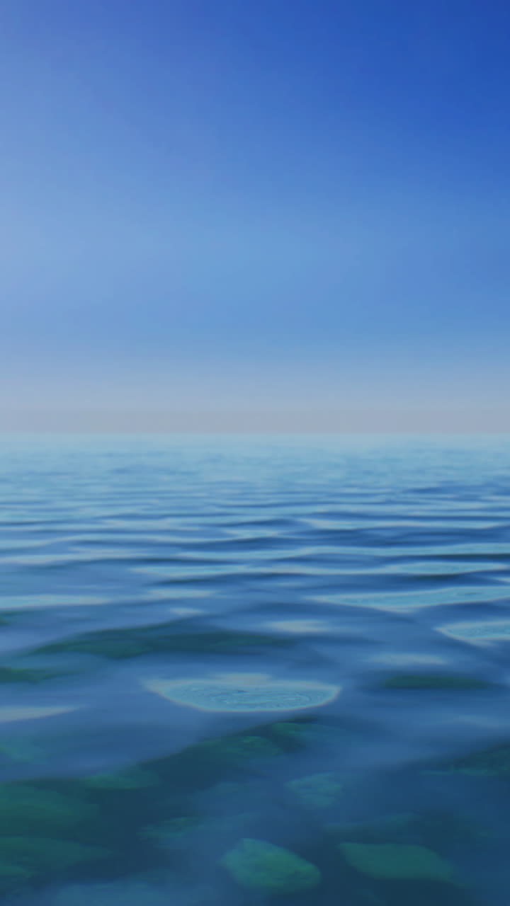 Acque calme dell'oceano sotto un cielo blu