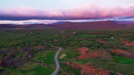 Puesta-De-Sol-Rosa-Brillante-Sobre-El-Cráter-Hverfjall---área-De-Myvatn,-Norte-De-Islandia---Antena