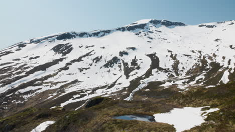 paisaje noruega de invierno en la cima de la montaña en verano