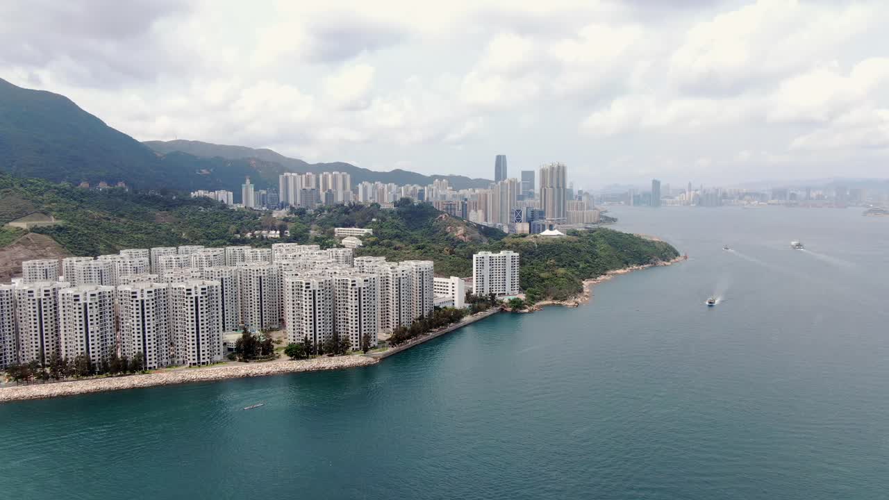 edificios residenciales frente al mar en la bahía de hong kong, vista aérea