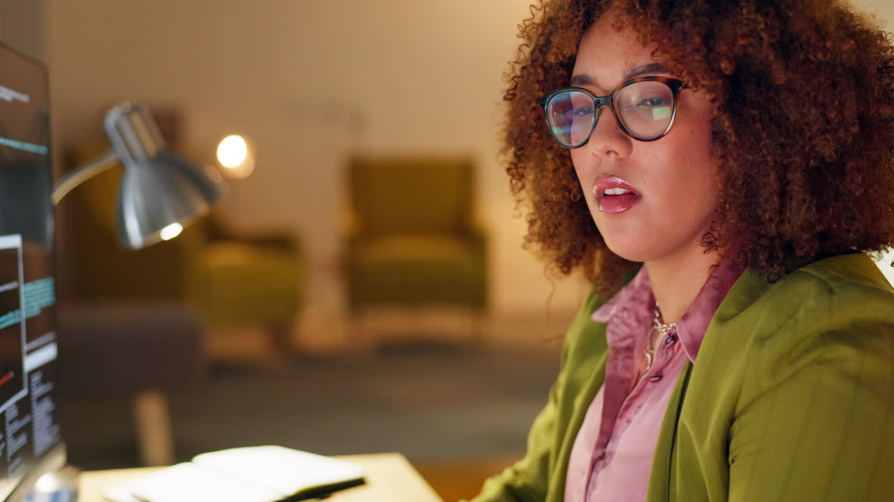 trabajador, serio o planeando en la computadora en la noche