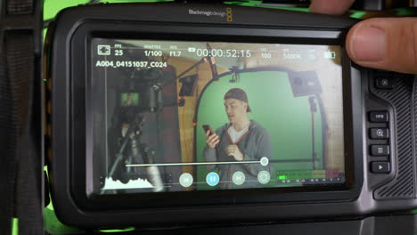 deslícese hacia la cámara blackmagic pocket 4k, que muestra a youtuber en un estudio en casa