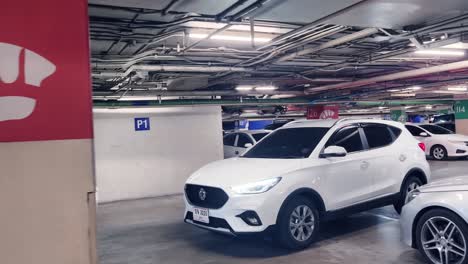 garaje de estacionamiento subterráneo con suv blanco