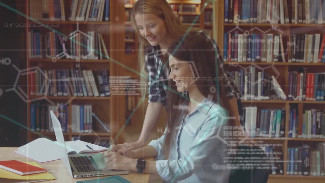 dos chicas de la universidad estudiando en la biblioteca