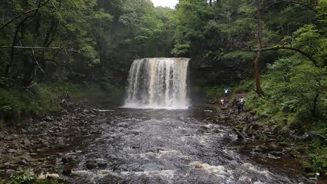 Atemberaubende-Wasserfallszene-Im-Britischen-Nationalparkwald---Zeitlupe