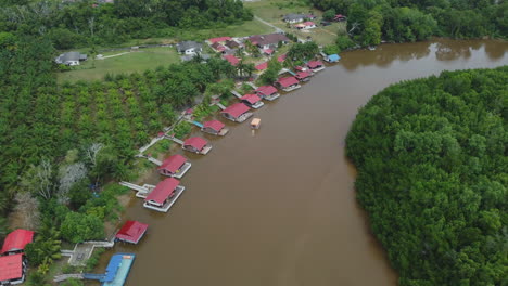 vista de drones de villas a orillas del río en rompin pahang, malasia