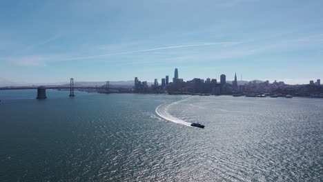 Toma-Panorámica-De-Un-Gran-Barco-De-Agua-En-La-Bahía-De-San-Francisco-En-Un-Buen-Día