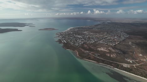 una vista panorámica de langebaan en sudáfrica, tomada por un avión no tripulado