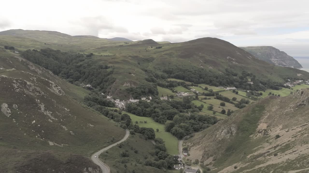 Capelulo Penmaenmawr, valle costiera montuosa gallese, vista aerea del Galles settentrionale con lento carrello a destra
