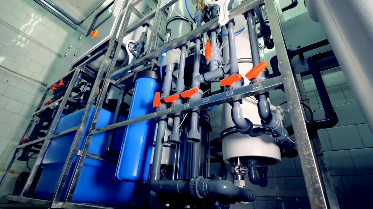 다일리시 정화를 위한 물 파이프와 크의 배열.