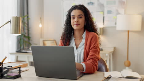 Glückliche-Kreative-Frau,-Laptop