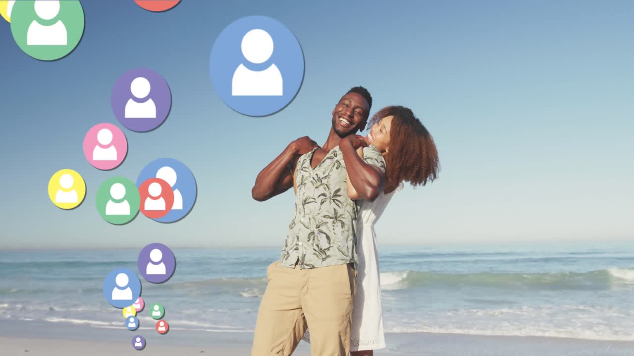 Animation av sociala medieikoner med personer över ett leende förälskat par på en strand
