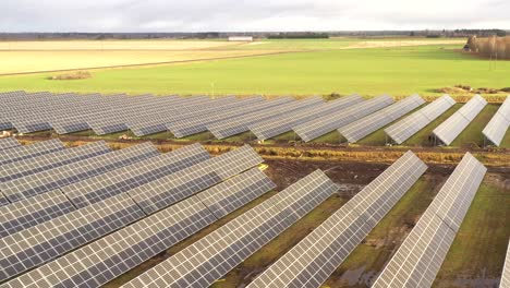 Disparo-De-Drones-Sobre-Planta-De-Energía-Solar-A-Campos-Soleados