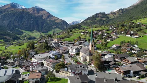 pueblo y iglesia de virgen en el valle de virgental, tirol, austria - círculo aéreo de 4k