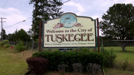 Bienvenido-A-Tuskegee,-Letrero-De-Alabama-Con-Video-De-Cardán-Caminando-Hacia-Adelante-En-Cámara-Lenta