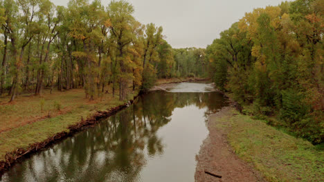 imágenes de drones del norte de colorado de colores de otoño en las montañas