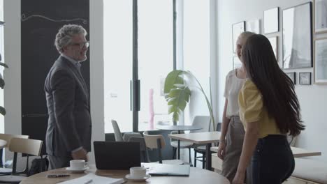 clientes femeninos reunidos con expertos financieros maduros.