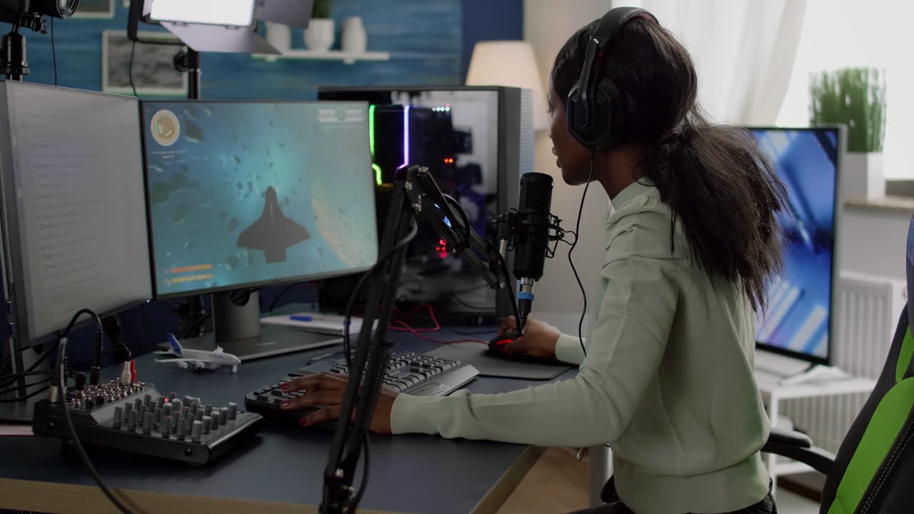 jugador negro competitivo usando chat de transmisión ganando juego de disparo en línea