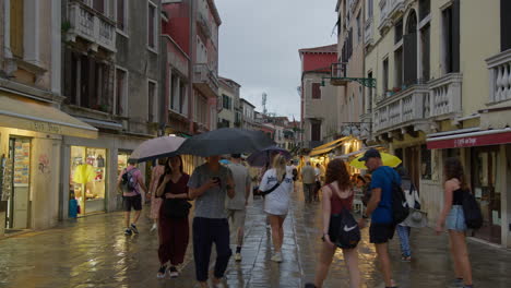 un paseo por las calles de venecia en una noche lluviosa