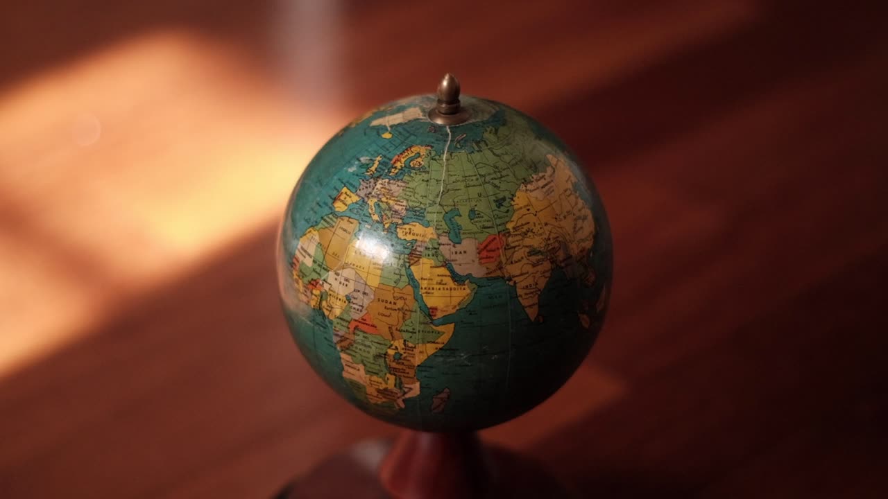 descubrimientos antiguos: un antiguo mapa político del mundo se despliega en un giro hipnótico