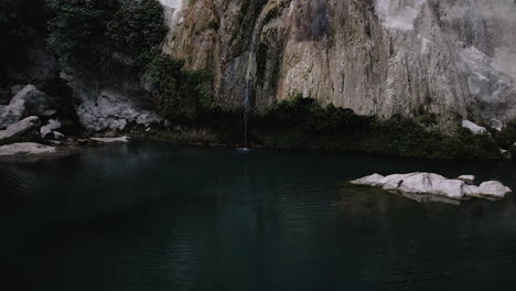 formación rocosa con agua de flujo lento que fluye a la piscina de abajo