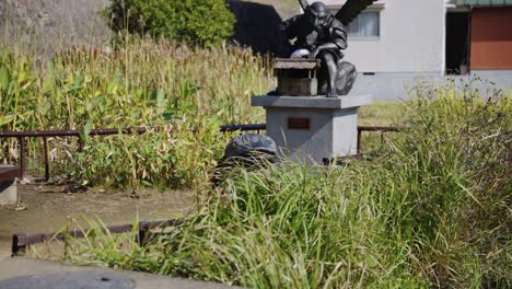 Parque-De-Monstruos-Tsujikawayama-Yokai-En-La-Ciudad-De-Fukusaki,-Kappa-Escondido-En-La-Hierba-Cerca-De-Tengu