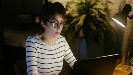 mujer que trabaja hasta tarde en la noche en casa