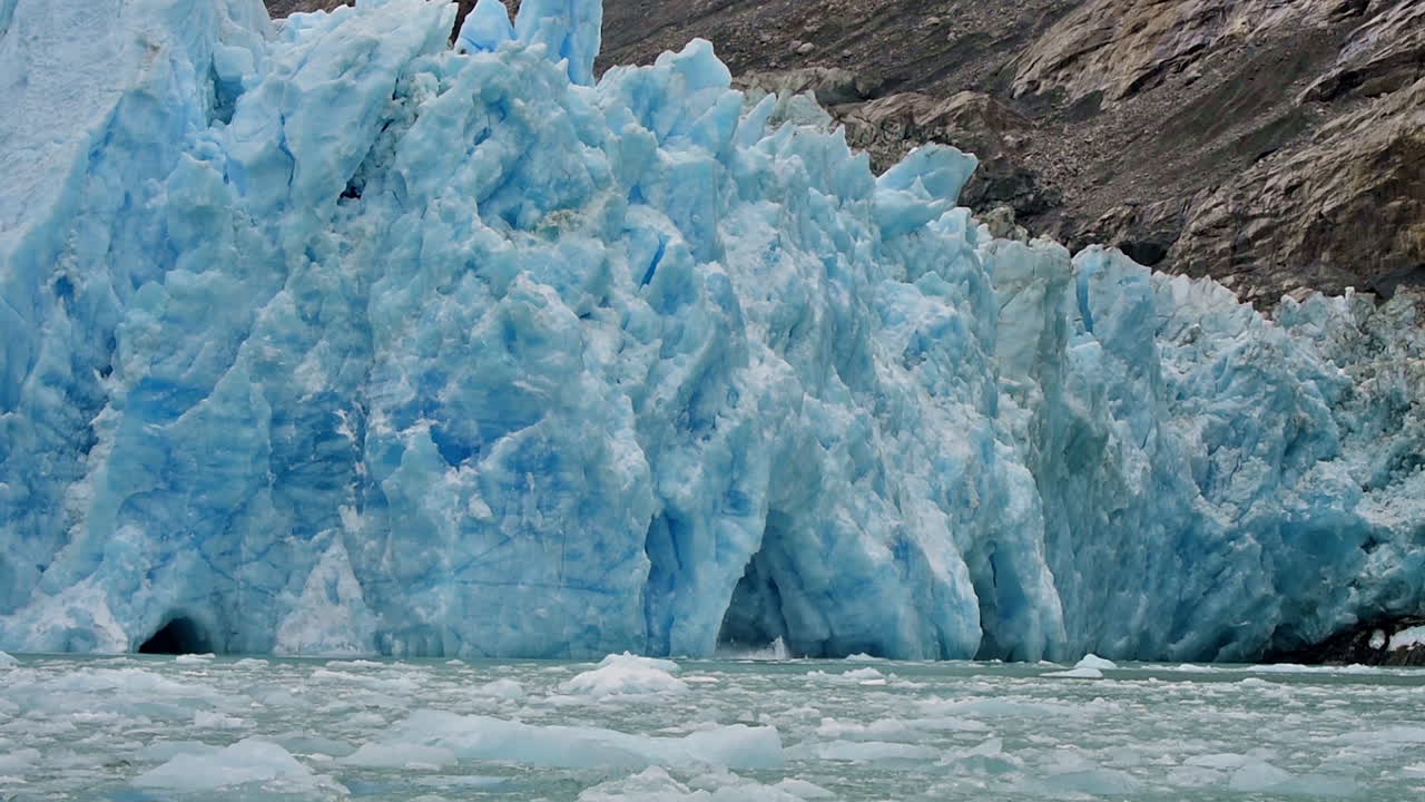 la cámara lenta del glaciar dawes en alaska sugiere el calentamiento global