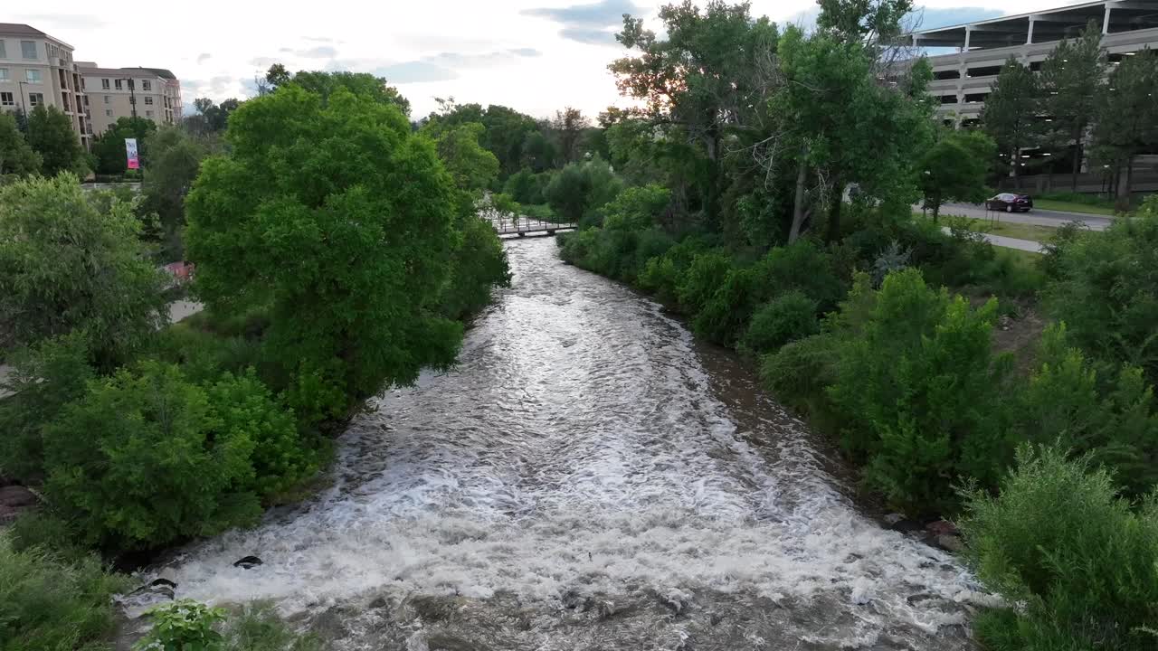 río corriendo en el parque de la ciudad en ee.uu.